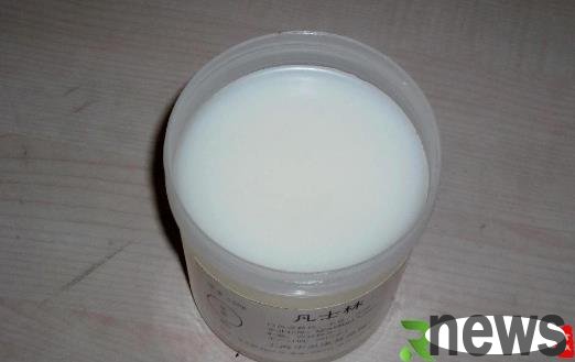 In addition to moisturizing the skin, Vaseline also has unexpected uses