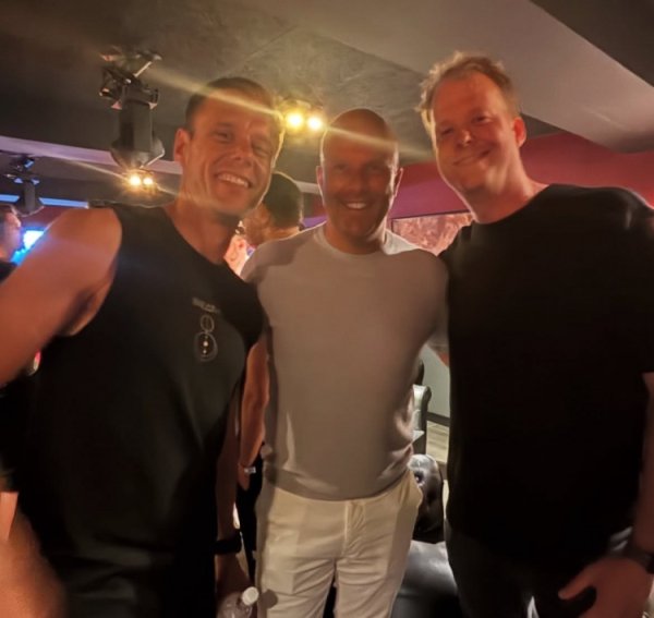 Enjoy the holiday! Slott is on vacation in Ibiza, Spain and enjoys famous DJ performances