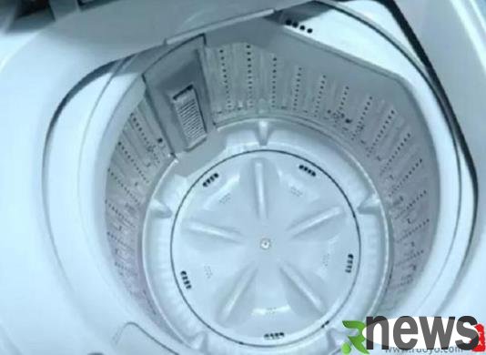 The washing machine is dirty if it doesn t wash for half a year. The housekeeper advises to clean the clothes.