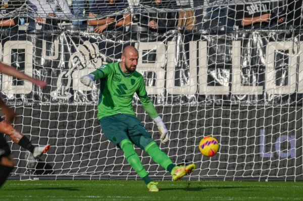 Italian media: Napoli once again pursues Turin 28-year-old goalkeeper Vania, Manchester United & Leeds United also interested