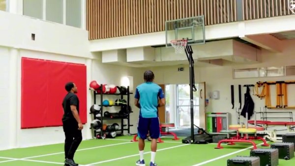 🏀Dribble under the crotch + shot! Maduaike plays basketball at Arsenal training base