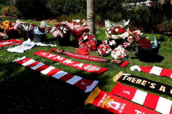 Reporter: In the friendly match between Liverpool in Hong Kong, China, the entire Milan team wore black armbands to mourn Jota