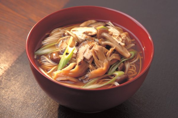 Let the delicious food of all seasons be kept on the dining table