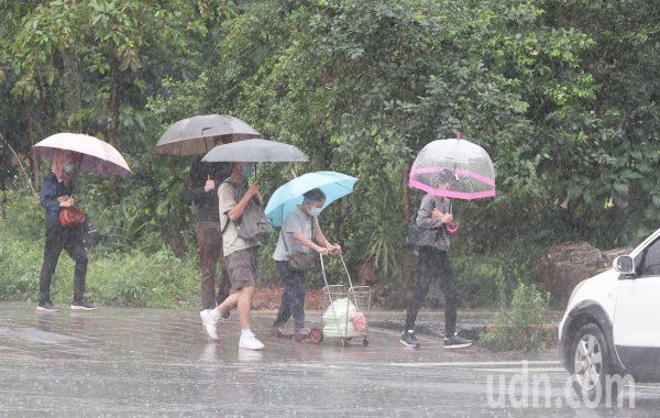 How to relieve the odor of raincoats in the plum rainy season? Everyone suggested 2 ultimate moves: It won’t taste the next day