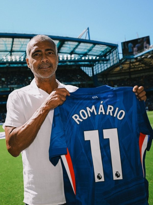 Romario visited Stamford Bridge and received the No. 11 jersey. Chelsea official recommendation: Football Idol!