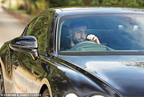 Looks depressed! Manchester United s team arrived at the base for training at 11 o clock today, and Amorin arrived 4 hours in advance