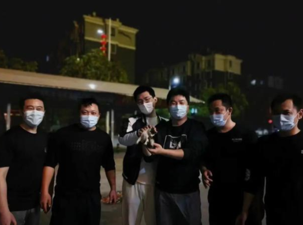 Wuhu, Anhui: So loving! Anti-epidemic police work together to rescue a stray little cat