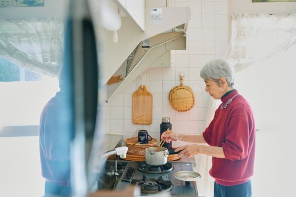 Stop using your wallet and use home delivery instead of going to the supermarket every day. Four things the 76-year-old saving expert stopped doing