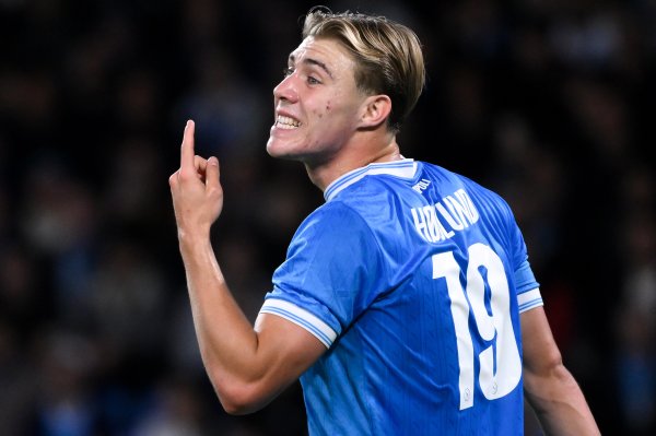 These two brothers 😅 Hoylen and McTominay missed good opportunities one after another, and Naples tied with the French Eagles 0-0.